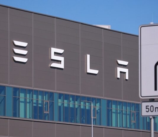 Tesla Маска планирует поставлять электроэнергию в Британии: подала заявку на лицензию