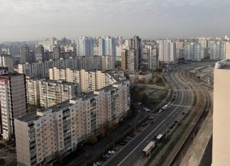 Бизнесмен в Киеве получил землю под самостроем: прокуратура оспаривает решение Киевсовета