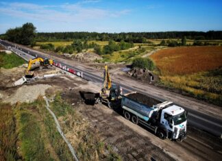 Автотрассу от Львова до границы с Польшей ремонтируют в две смены – фото, видео