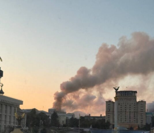 Массированная атака на Киев: пылает здание Кабмина и жилые дома, есть погибшие и много пострадавших (фото, видео)