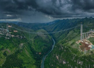 Вдвое выше Эйфелевой башни: в Китае официально открыли «самый высокий мост в мире» (фото, видео)