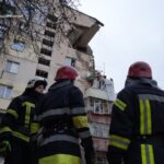 Разрушенный подъезд, раненые и поиски человека под завалами: что известно о взрыве в Хмельницком (фото)