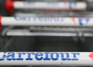 В Польше предложили выкупить магазины Carrefour в госсобственность