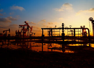 Цены на нефти вышли на месячный минимум, падение приостановилось