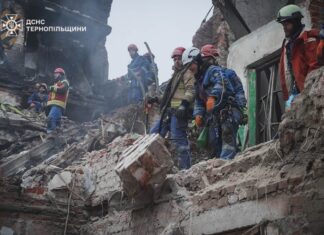 «Количество погибших возросло»: из-под завалов многоэтажки в Тернополе достали тело женщины (фото)