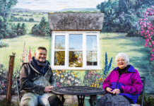 94-летняя бабушка «посадила» на доме сад: прохожие говорят, что она гений (фото)