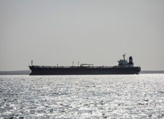 Российская нефть застряла в море: 20 танкеров ждут разрешения зайти в порты Китая и Индии