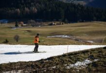 Горнолыжные курорты в Европе превращаются в «призраки»: снег там так и не выпал (видео)