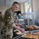 Украинцев будут кормить в ТЦК во время мобилизации: Кабмин обновил правила