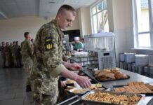 Украинцев будут кормить в ТЦК во время мобилизации: Кабмин обновил правила
