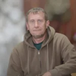 «Брати й робити, навіть коли все руйнується». Фермер із Херсонщини відновив виробництво паливних брикетів