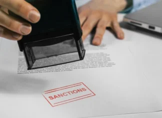 Україна синхронізувала санкції з Великою Британією. Вони стосуються людей, які пов’язані з депортацією та перевихованням дітей