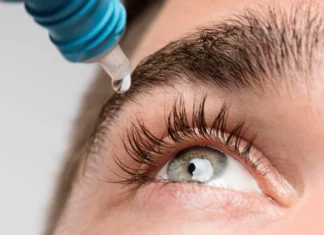 Сон у контактних лінзах: до чого це призводить і як уникнути проблем