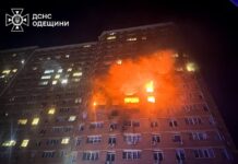 Россияне бьют по Одессе «Шахедами»: горит «Новая почта» и многоэтажка, исчезло тепло (видео)