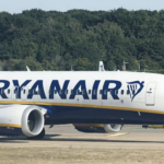 Пассажиров начало подкидывать с кресел: самолет пришлось срочно разворачивать в небе