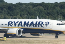 Пассажиров начало подкидывать с кресел: самолет пришлось срочно разворачивать в небе