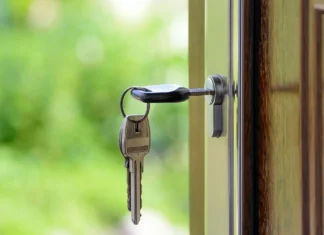 На Херсонщині незаконна влада продовжує визнавати пусте житло “безхазяйним”, аби заселити військових РФ