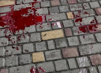 Внаслідок обстрілу центру Херсона поранений працівник театру