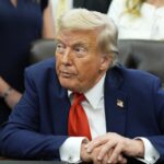 Компрессионные носки, проблемы со слухом и много аспирина: СМИ раскрыли состояние здоровья Трампа