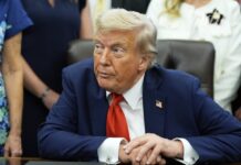 Компрессионные носки, проблемы со слухом и много аспирина: СМИ раскрыли состояние здоровья Трампа