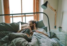 Люди в счастливых отношениях делают эти 7 вещей по утрам: привычки, которые укрепляют связь