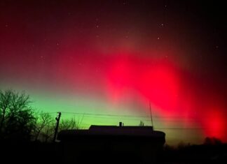 Видно из разных уголков: в небе над Украиной наблюдают яркое полярное сияние (фото)