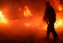 Россияне атаковали «Шахедами» Киевскую область: пылает многоэтажка, есть погибшие (видео)