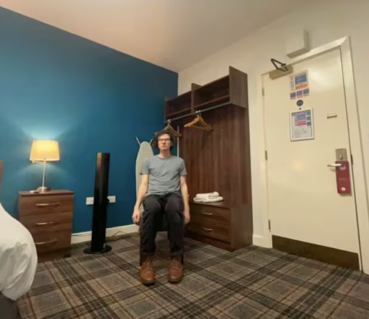 Нет даже окон: путешественник показал, сколько стоит худший номер в отеле (видео)