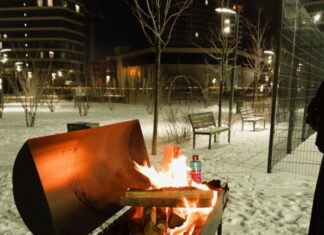 «Устроили зимнее пати»: жители столичного ЖК грелись танцами во время блэкаута (видео)