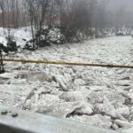 Опасное зрелище: в Украине из-за резкого потепления начался ледоход на реках (видео)