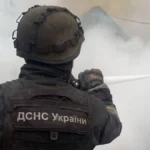 Дрон влучив у багатоповерхівку в передмісті Херсона, врятували жінку. ВІДЕО