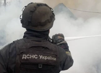 Дрон влучив у багатоповерхівку в передмісті Херсона, врятували жінку. ВІДЕО