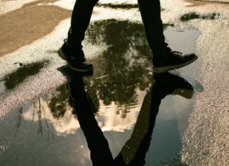 Чому демісезонні кросівки практичніші за звичайні: 5 фактів