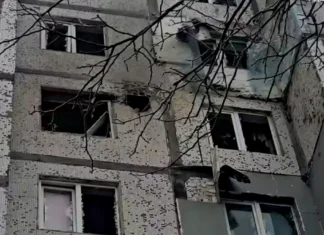 Російські військові вдарили по багатоповерхівці у Херсоні дроном «Молнія». ВІДЕО