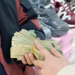 11-летний мальчик довел продавца до слез из-за своего поступка ради своей мамы (видео)