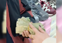 11-летний мальчик довел продавца до слез из-за своего поступка ради своей мамы (видео)