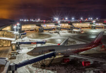 Задержаны более 100 рейсов, раздаются взрывы: Москву атакуют беспилотники, что известно