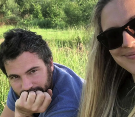 Семейство купило заброшенный дом посреди леса — без отопления, электричества и воды (фото)