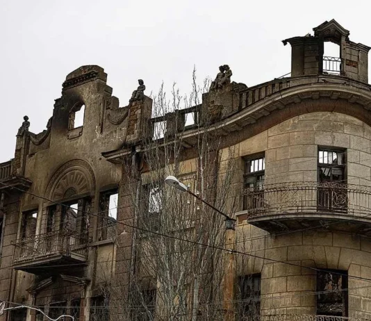 Фейк про готель «Європейський» в Херсоні. Окупанти звинувачують Україну у знищенні історичної будівлі, яку самі ж обстріляли