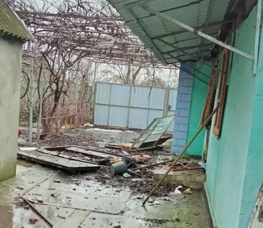 Війська РФ обстріляли житлові будинки на Херсонщині. Пошкоджено квартири та приватний будинок