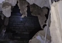 Російські військові знову обстріляли Корабельний район Херсона, загорівся дах. ВІДЕО