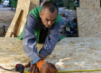 Забити вікна після обстрілу. Хто, як та куди має звертатися у Херсоні