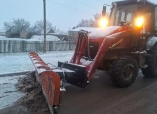 На Херсонщині для очищення автошляхів від снігу залучили понад 80 одиниць спецтехніки