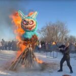 В России на Масленицу сожгли гигантскую Лабубу (фото, видео)