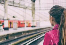 Женщина отсудила сотни тысяч долларов у железной дороги, потому что мужчины делали отрыжки в ее присутствии