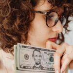 Сколько стоит доллар и евро в обменниках — курс валют 24 февраля