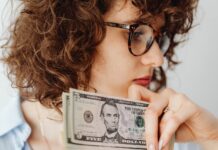 Сколько стоит доллар и евро в обменниках — курс валют 24 февраля