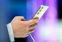 Импорт телефонов в Украину вырос почти на половину в январе. 58% ввезли из Китая