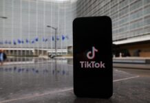 ЕС требует от TikTok выключить бесконечную прокрутку ленты, грозит штрафом