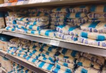 АМКУ приказал 90 торговым сетям пересмотреть ценовую политику на сахар